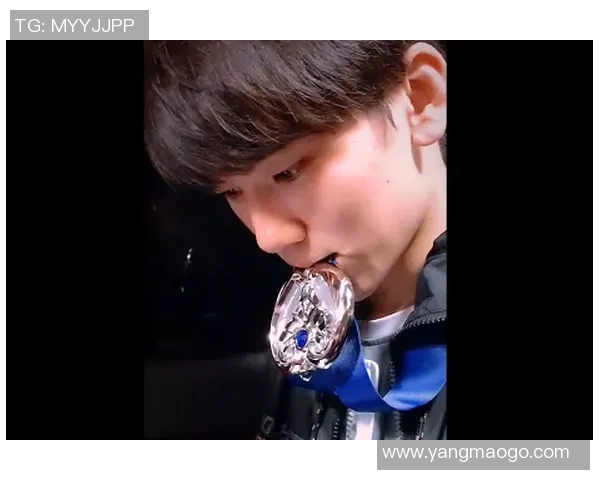 Jackeylove带领战队勇闯敌阵成功推塔展现超强团队合作精神