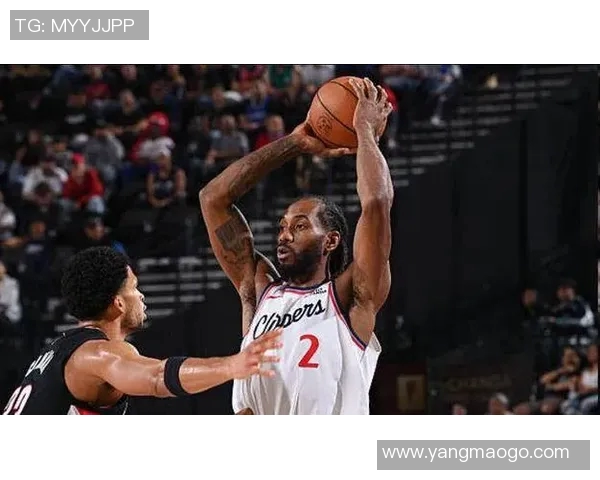 快船大胜篮网，莱昂纳德发挥出色，掀起赛场风暴